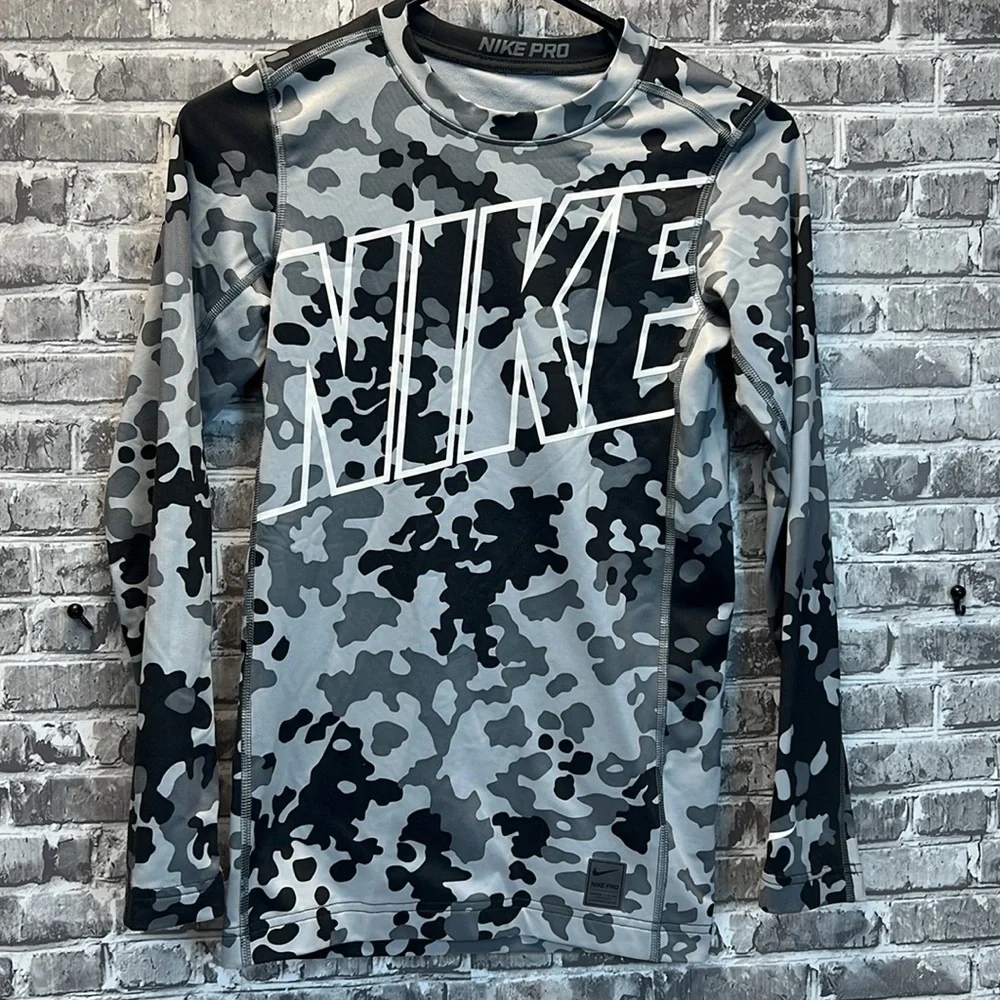 Nike Pro‎ shirt